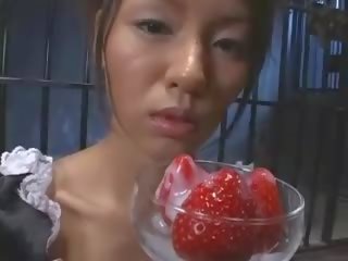 Delicioso asiática jovem grávida feito come strawberries com esperma cobertura