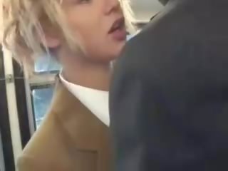 Blonda frumuseţe suge asiatic youngsters putz pe the autobus