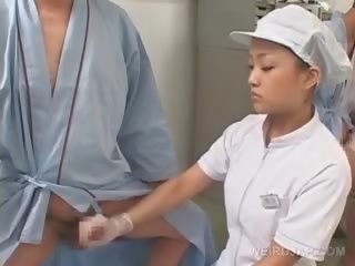 Gemeen aziatisch verpleegster wrijven haar patients starved lul