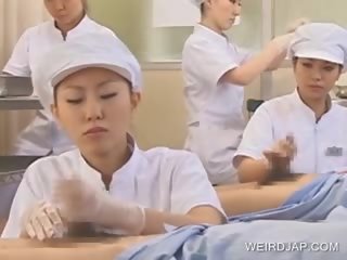 Japońskie pielęgniarka siorbanie sperma na zewnątrz z obrócony na ukłucie
