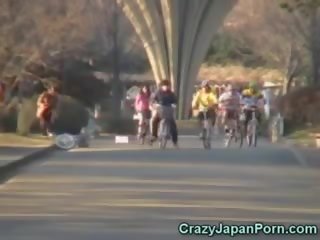 Schatz spritzt auf ein bike im öffentlich!